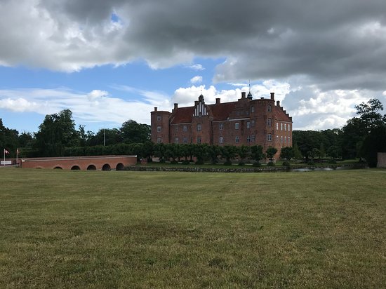 https://mdw-travel-data-us-east-1.s3.amazonaws.com/img/country/Denmark/Gammel-Estrup-Den-Gamle-Bygning/img_00.jpg