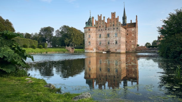 https://mdw-travel-data-us-east-1.s3.amazonaws.com/img/country/Denmark/Holstenshuus-Castle/img_03.jpg