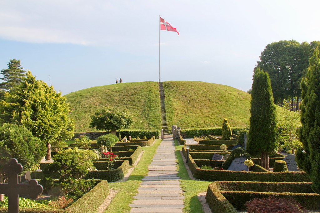 https://mdw-travel-data-us-east-1.s3.amazonaws.com/img/country/Denmark/Jelling-Mounds-Runic-Stones-and-Church/img_01.jpg