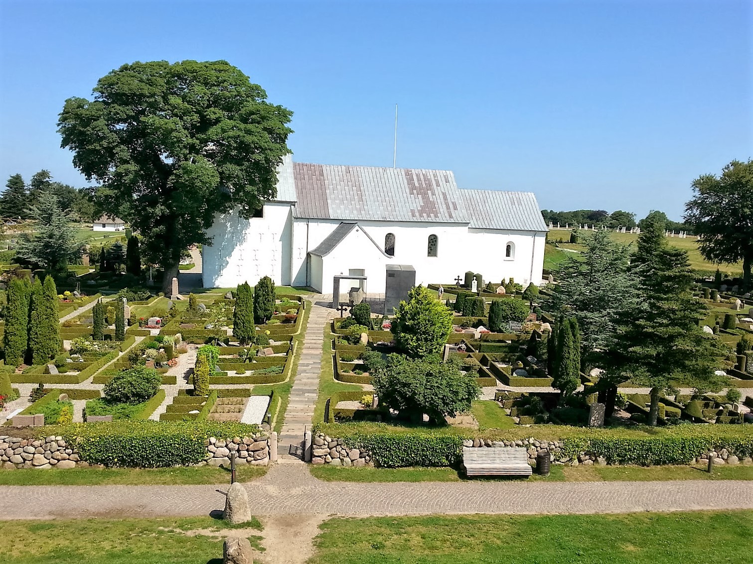 https://mdw-travel-data-us-east-1.s3.amazonaws.com/img/country/Denmark/Jelling-Mounds-Runic-Stones-and-Church/img_02.jpg