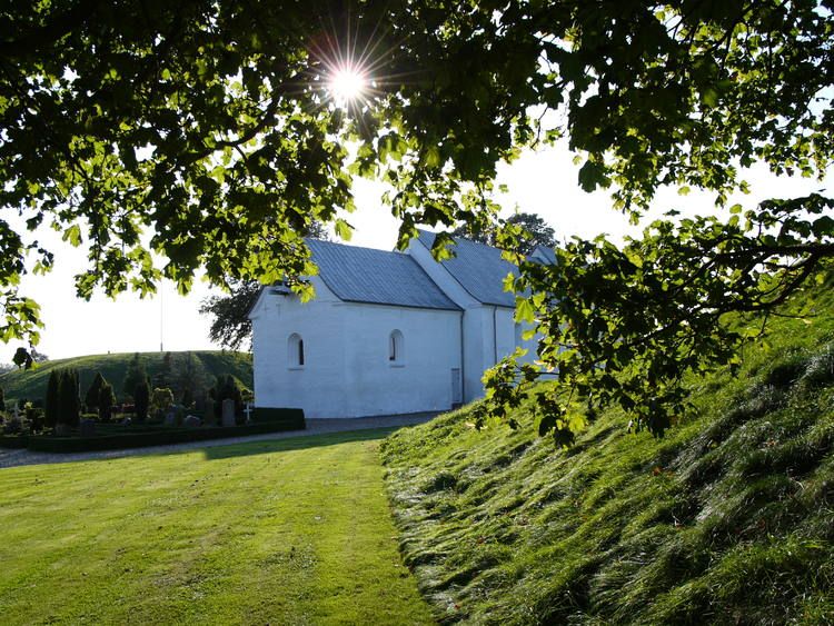 https://mdw-travel-data-us-east-1.s3.amazonaws.com/img/country/Denmark/Jelling-Mounds-Runic-Stones-and-Church/img_03.jpg
