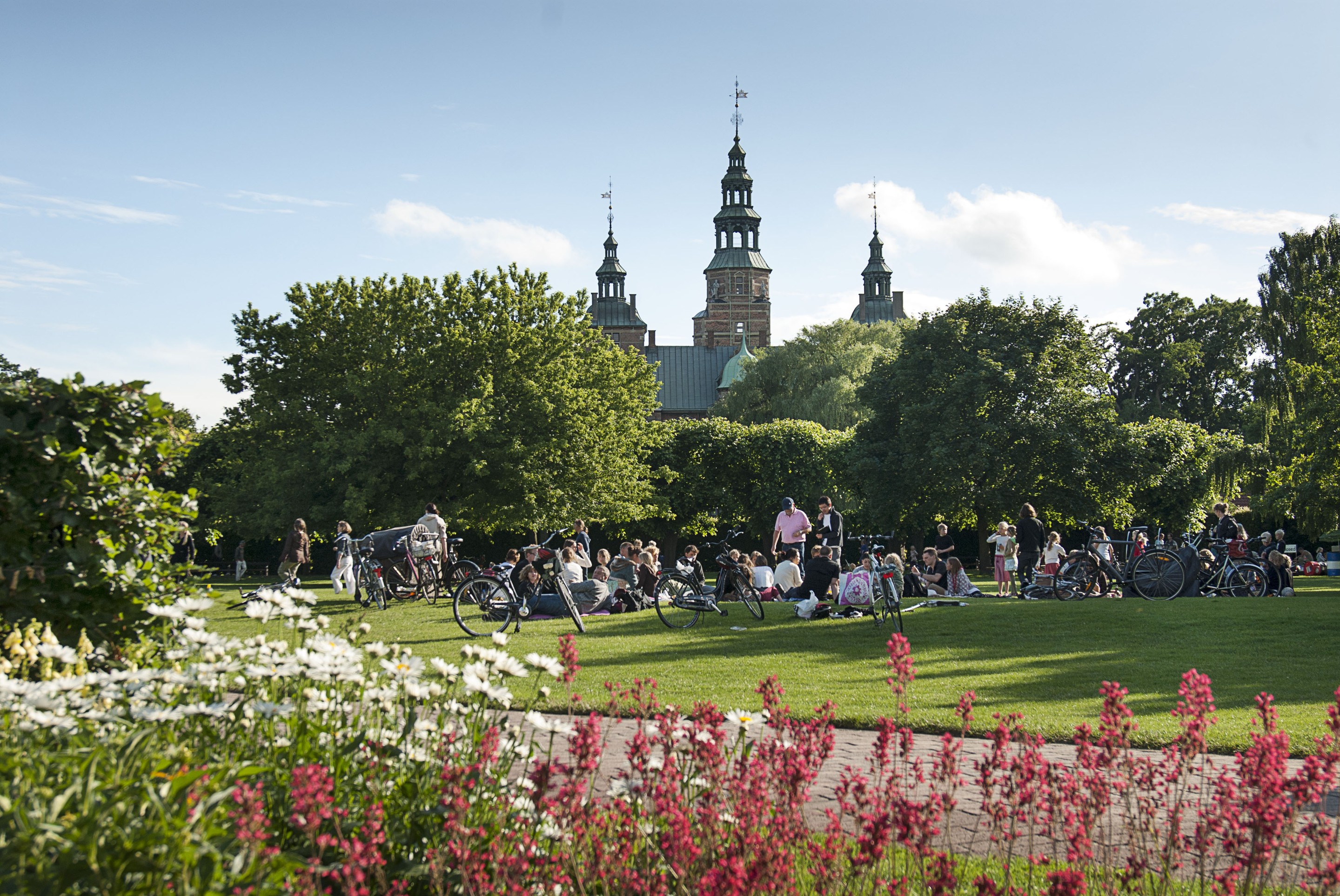 https://mdw-travel-data-us-east-1.s3.amazonaws.com/img/country/Denmark/Kongens-Have--Kings-Garden-/img_01.jpg