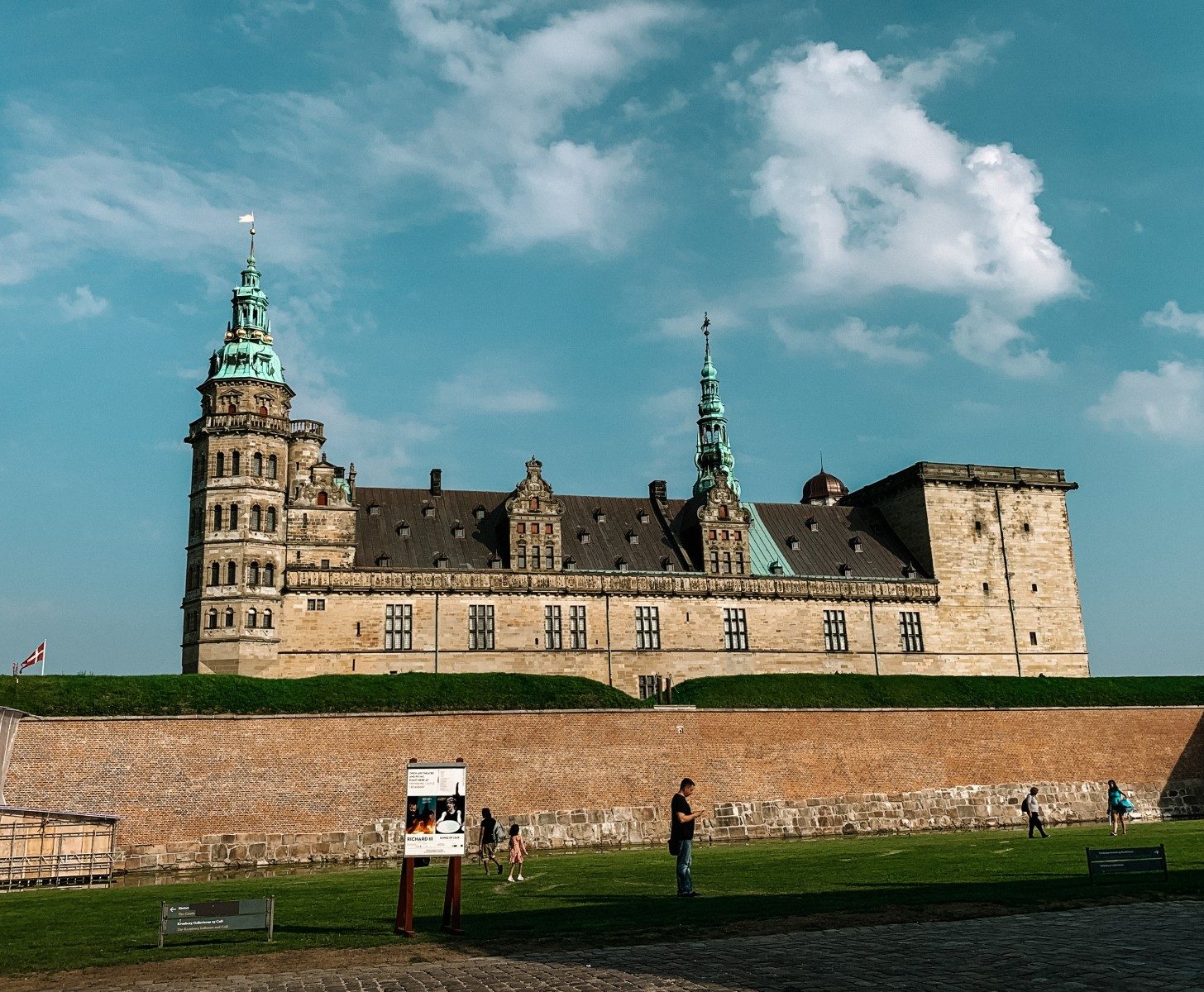 https://mdw-travel-data-us-east-1.s3.amazonaws.com/img/country/Denmark/Kronborg-Castle/img_02.jpg