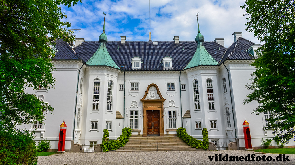 https://mdw-travel-data-us-east-1.s3.amazonaws.com/img/country/Denmark/Marselisborg-Palace/img_01.jpg