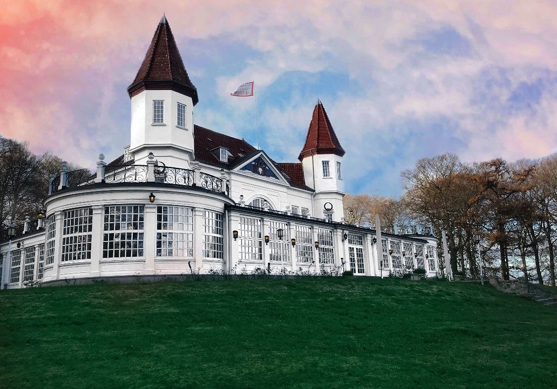 https://mdw-travel-data-us-east-1.s3.amazonaws.com/img/country/Denmark/Marselisborg-Palace/img_02.jpg