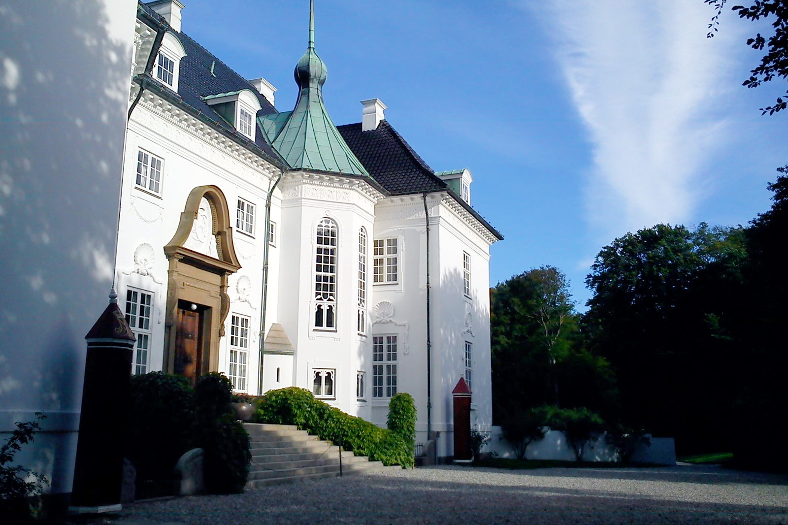 https://mdw-travel-data-us-east-1.s3.amazonaws.com/img/country/Denmark/Marselisborg-Palace/img_03.jpg