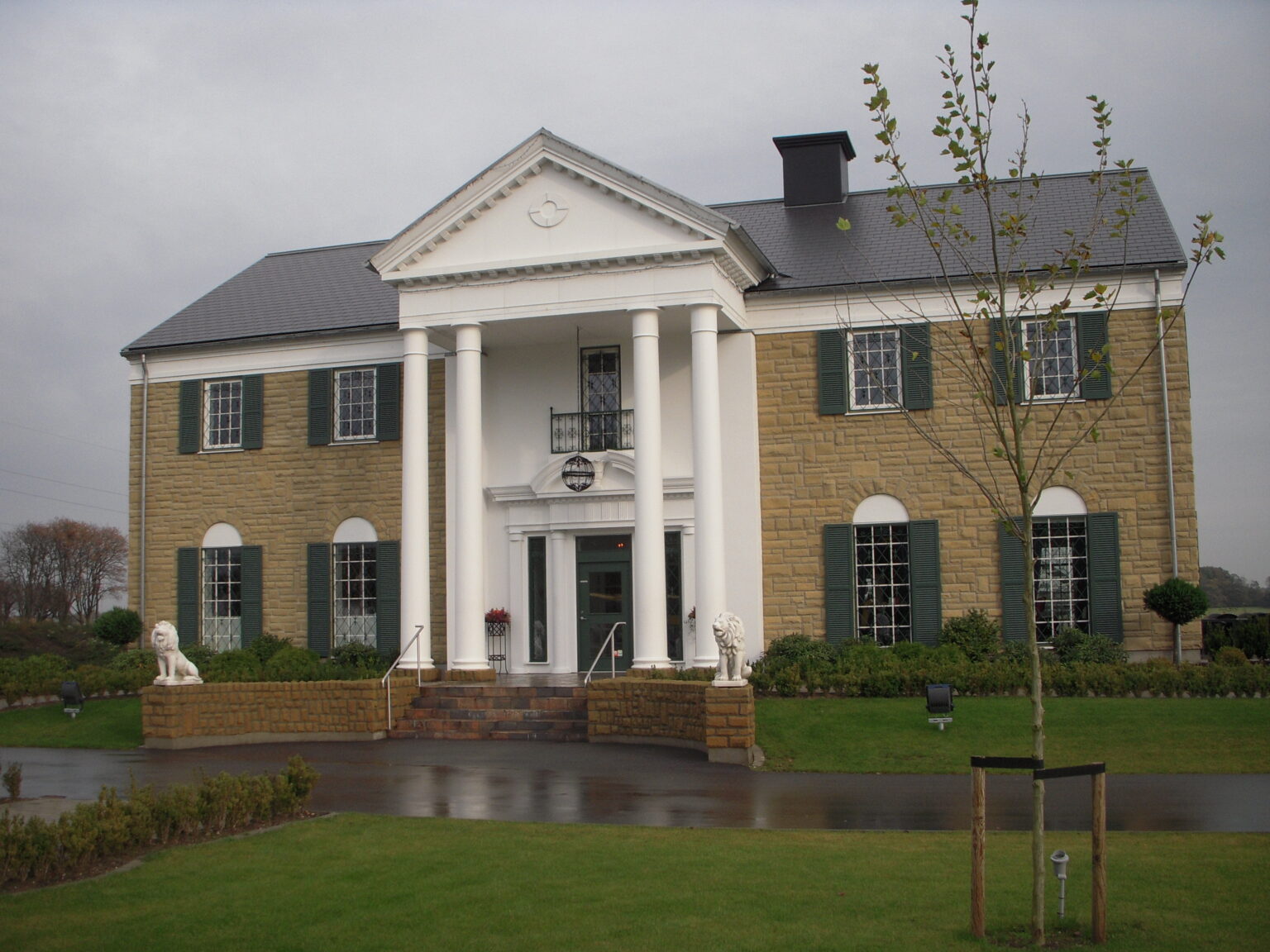 https://mdw-travel-data-us-east-1.s3.amazonaws.com/img/country/Denmark/Memphis-Mansion/img_03.jpg