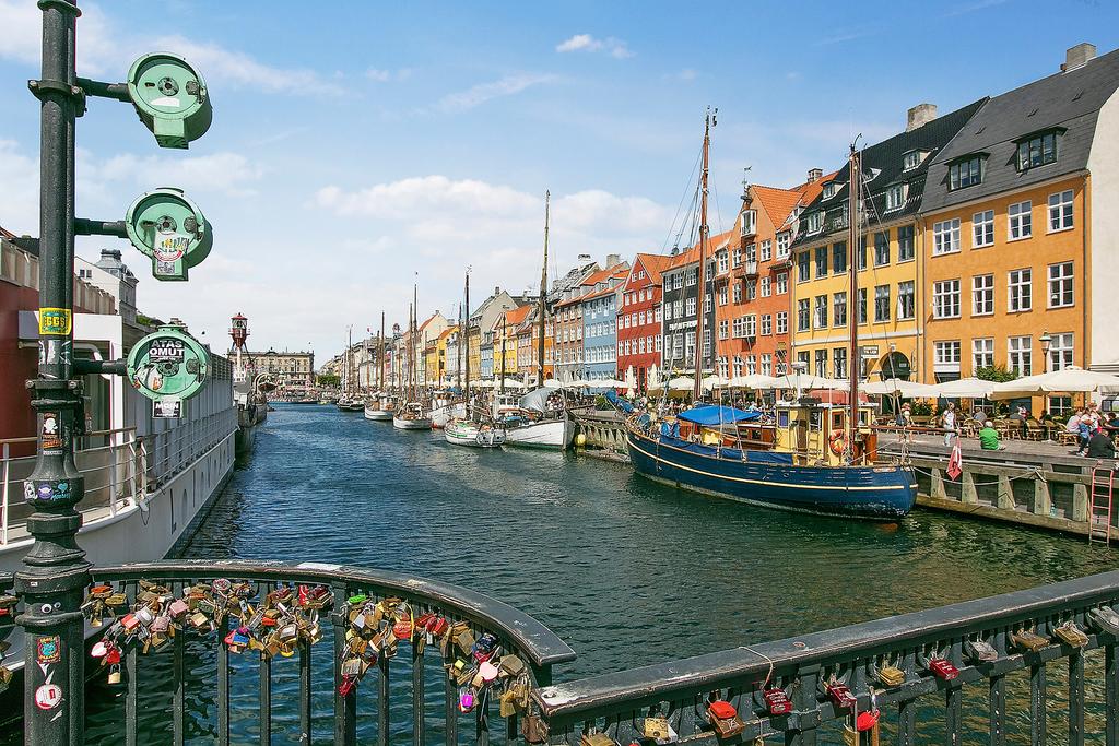 https://mdw-travel-data-us-east-1.s3.amazonaws.com/img/country/Denmark/Nyhavn/img_03.jpg