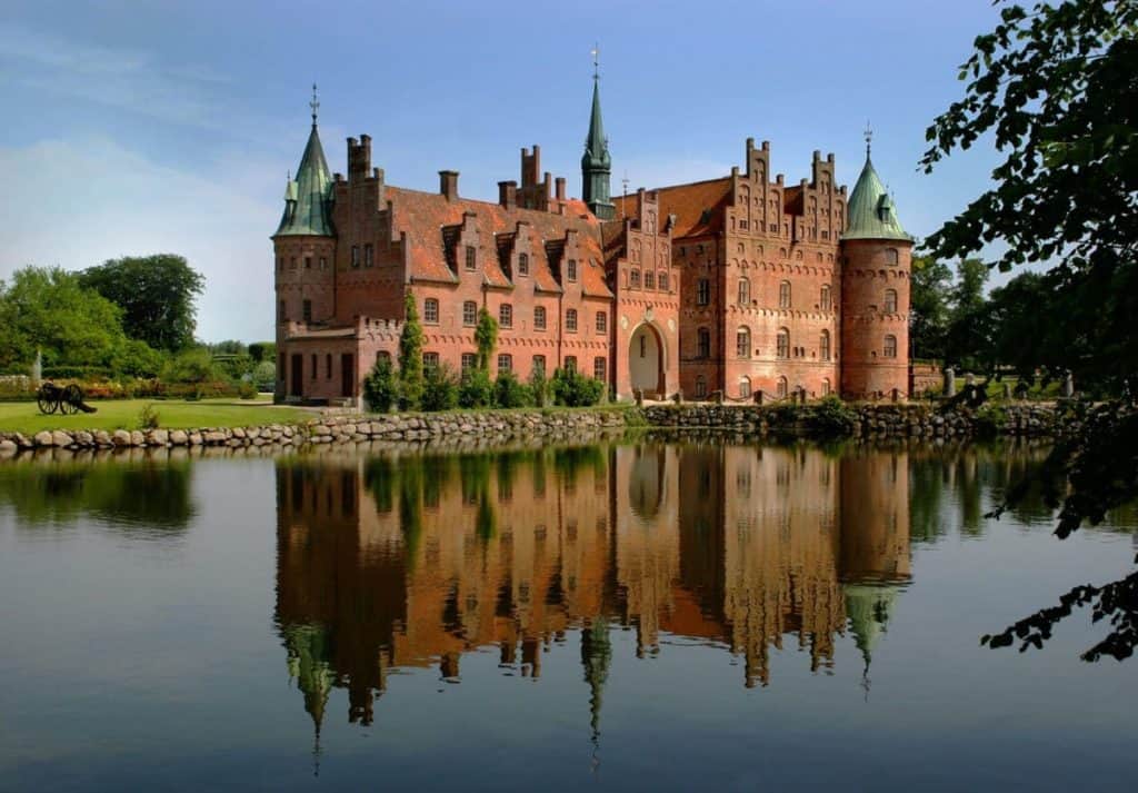 https://mdw-travel-data-us-east-1.s3.amazonaws.com/img/country/Denmark/Odense-Castle-Munkebjerg-Hill/img_00.jpg