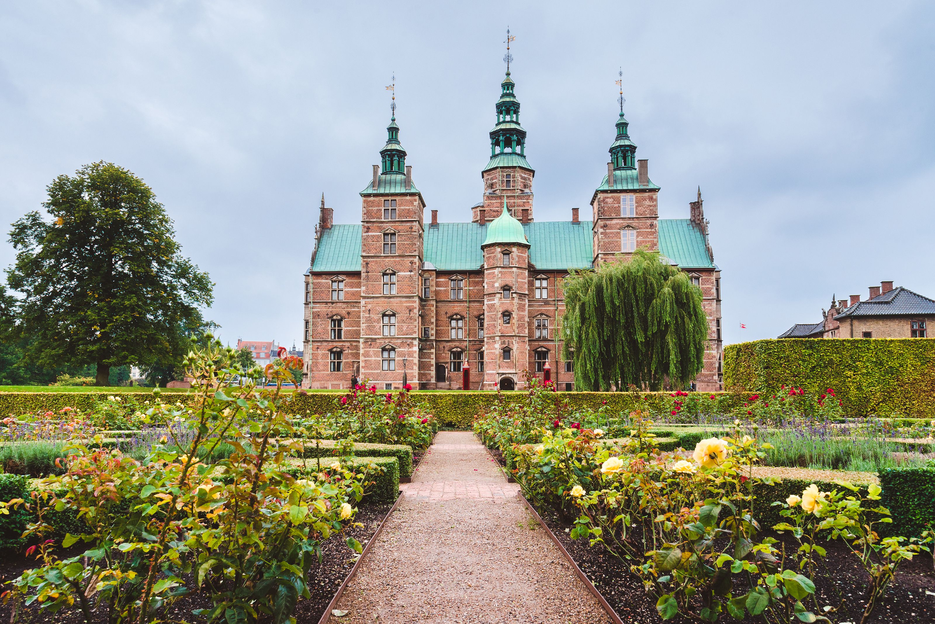 https://mdw-travel-data-us-east-1.s3.amazonaws.com/img/country/Denmark/Rosenborg-Castle-Gardens/img_00.jpg