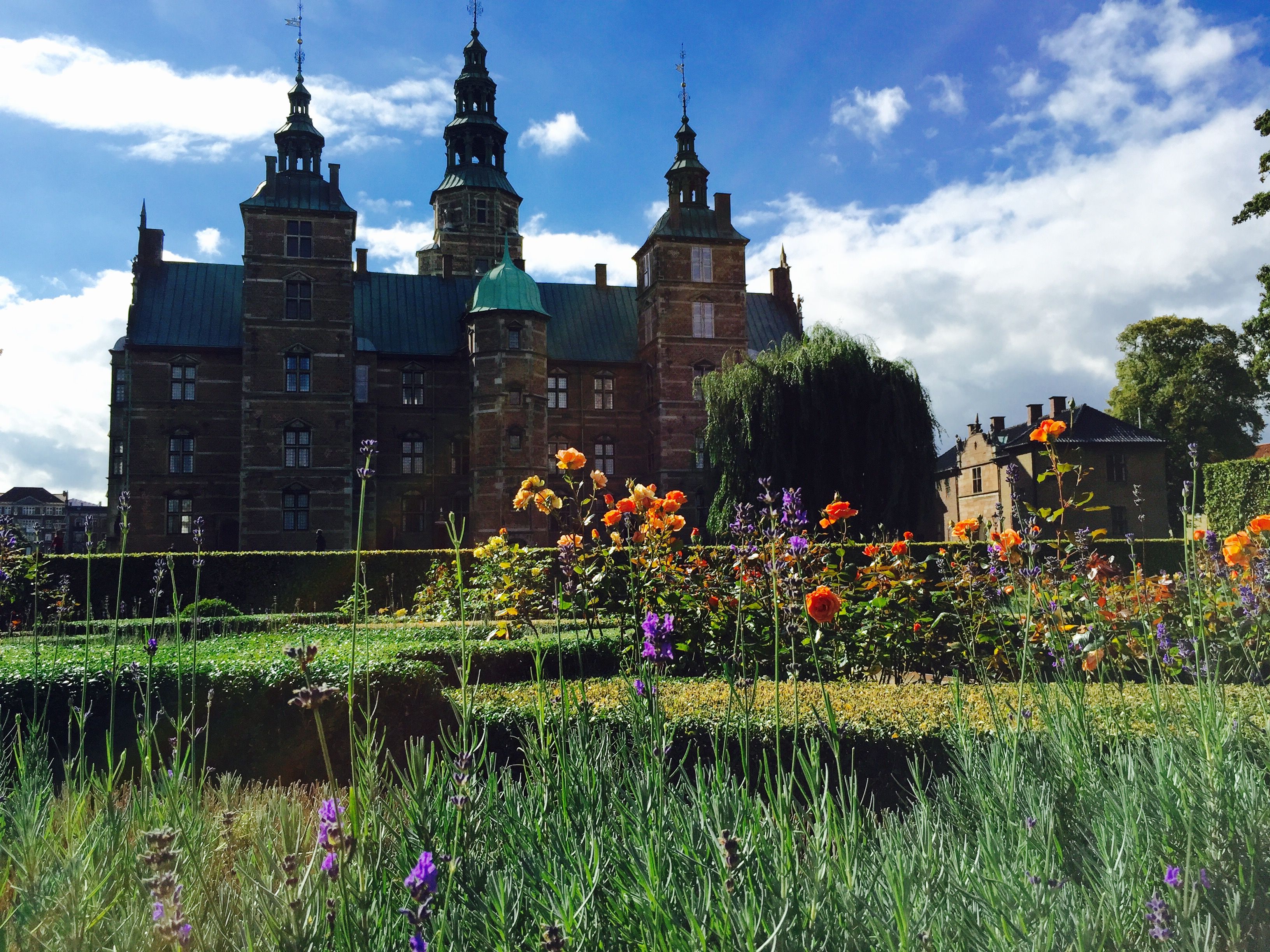 https://mdw-travel-data-us-east-1.s3.amazonaws.com/img/country/Denmark/Rosenborg-Castle-Gardens/img_03.jpg