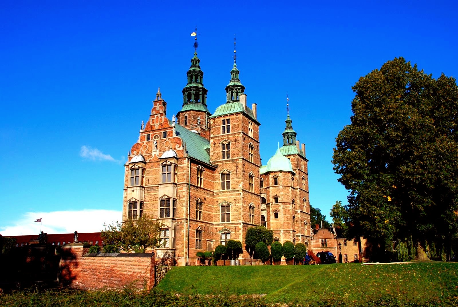 https://mdw-travel-data-us-east-1.s3.amazonaws.com/img/country/Denmark/Rosenborg-Castle/img_02.jpg
