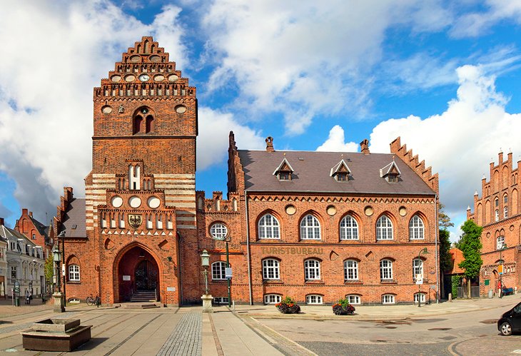 https://mdw-travel-data-us-east-1.s3.amazonaws.com/img/country/Denmark/Roskilde-Art-Museum/img_02.jpg
