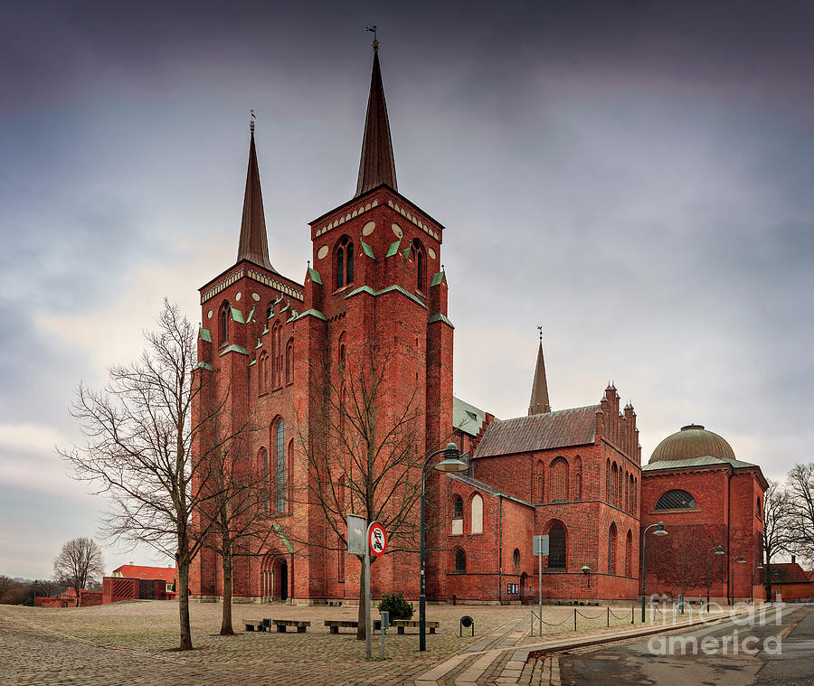 https://mdw-travel-data-us-east-1.s3.amazonaws.com/img/country/Denmark/Roskilde-Cathedral/img_01.jpg