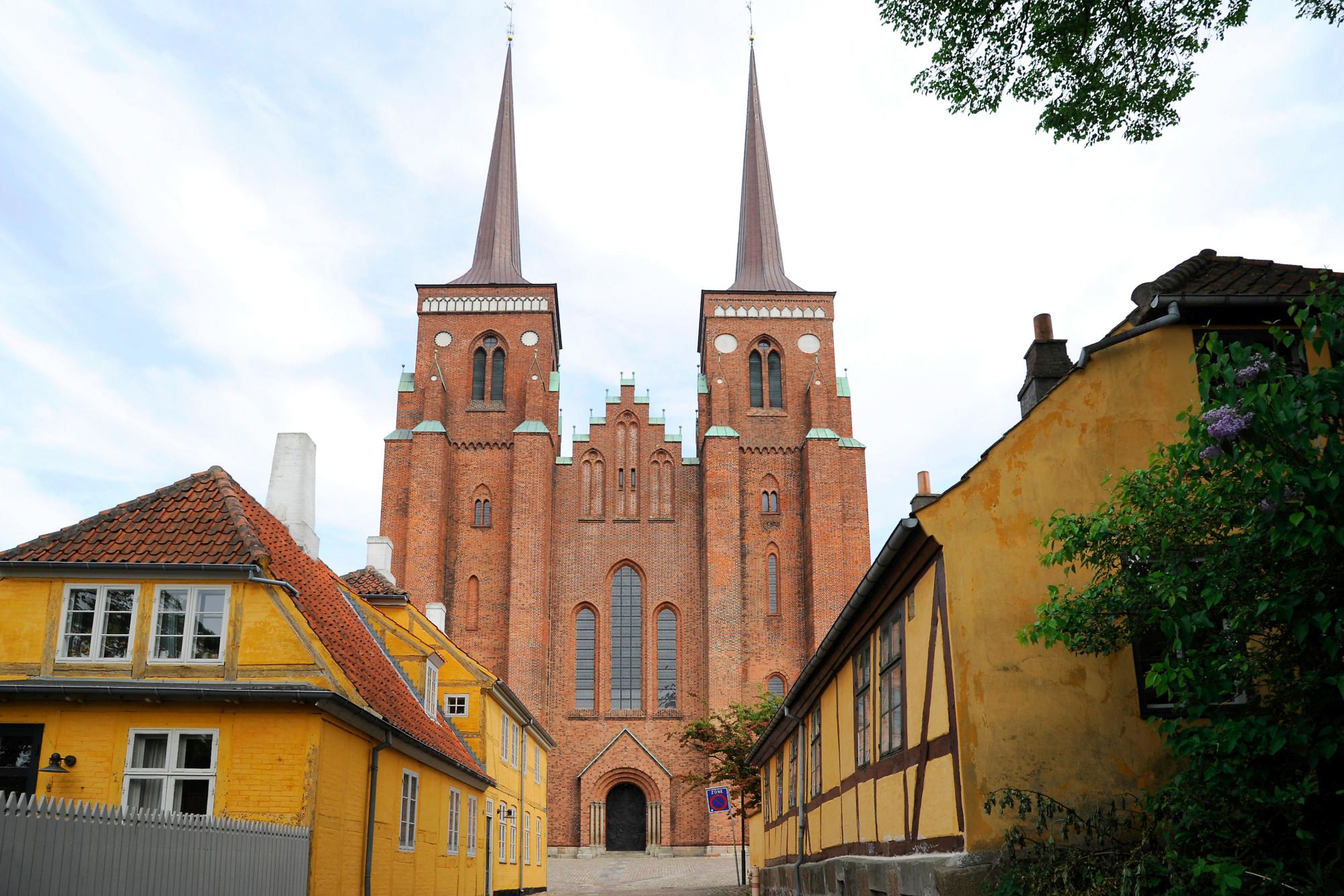 https://mdw-travel-data-us-east-1.s3.amazonaws.com/img/country/Denmark/Roskilde-Cathedral/img_02.jpg