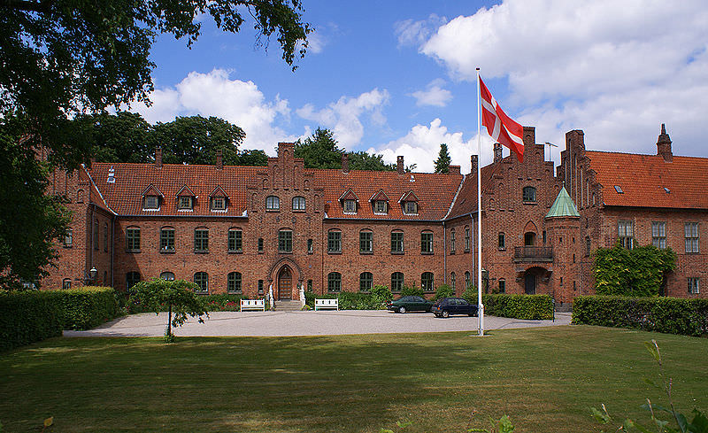 https://mdw-travel-data-us-east-1.s3.amazonaws.com/img/country/Denmark/Roskilde-Kloster/img_00.jpg