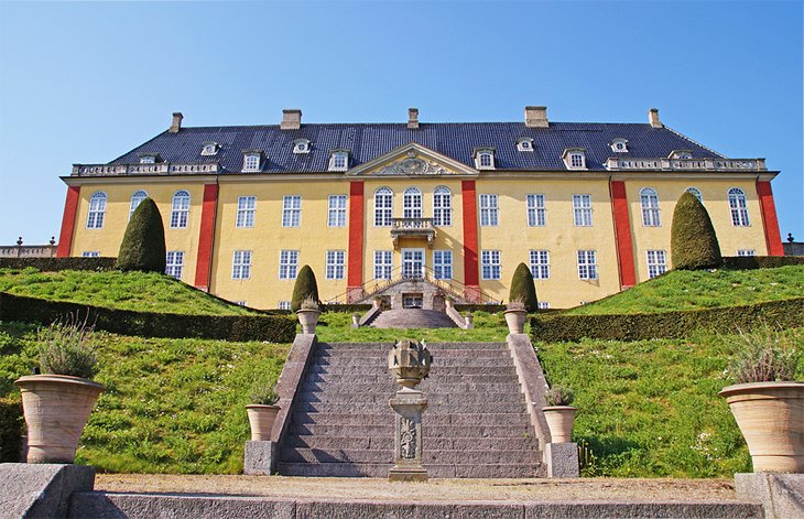 https://mdw-travel-data-us-east-1.s3.amazonaws.com/img/country/Denmark/Roskilde-Palace/img_01.jpg