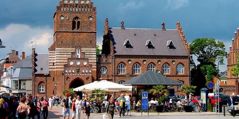 https://mdw-travel-data-us-east-1.s3.amazonaws.com/img/country/Denmark/Roskilde-Palace/img_02.jpg