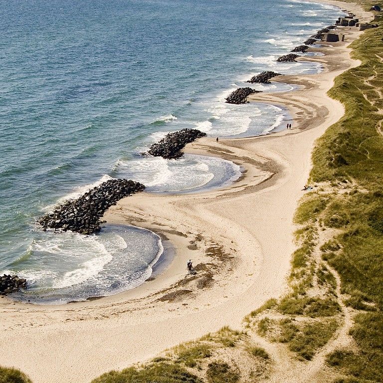 https://mdw-travel-data-us-east-1.s3.amazonaws.com/img/country/Denmark/Skagen-Strand/img_02.jpg