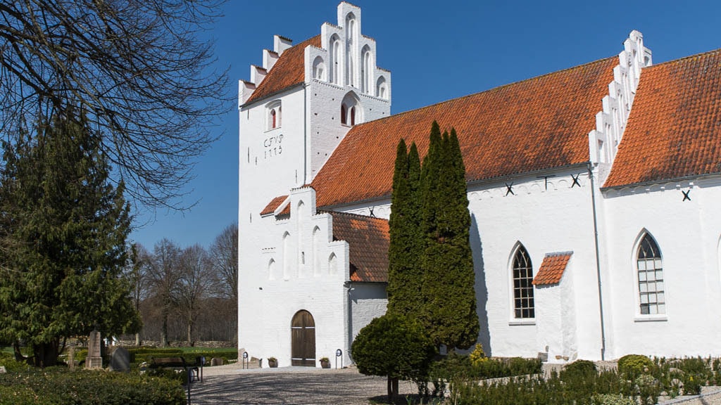 https://mdw-travel-data-us-east-1.s3.amazonaws.com/img/country/Denmark/Skelby-Kirke/img_01.jpg