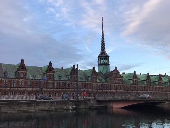 https://mdw-travel-data-us-east-1.s3.amazonaws.com/img/country/Denmark/Slotsholmen/img_01.jpg