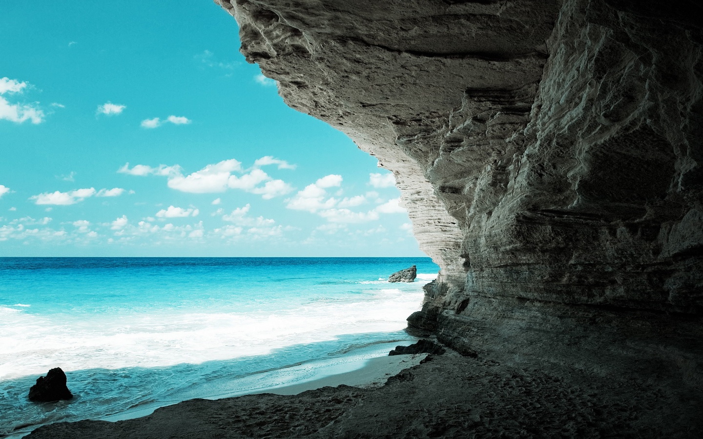 https://mdw-travel-data-us-east-1.s3.amazonaws.com/img/country/Egypt/Ageeba-Beach/img_00.jpg