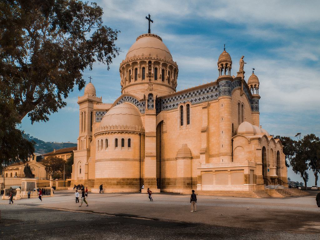 https://mdw-travel-data-us-east-1.s3.amazonaws.com/img/country/Egypt/Algiers-House/img_00.jpg
