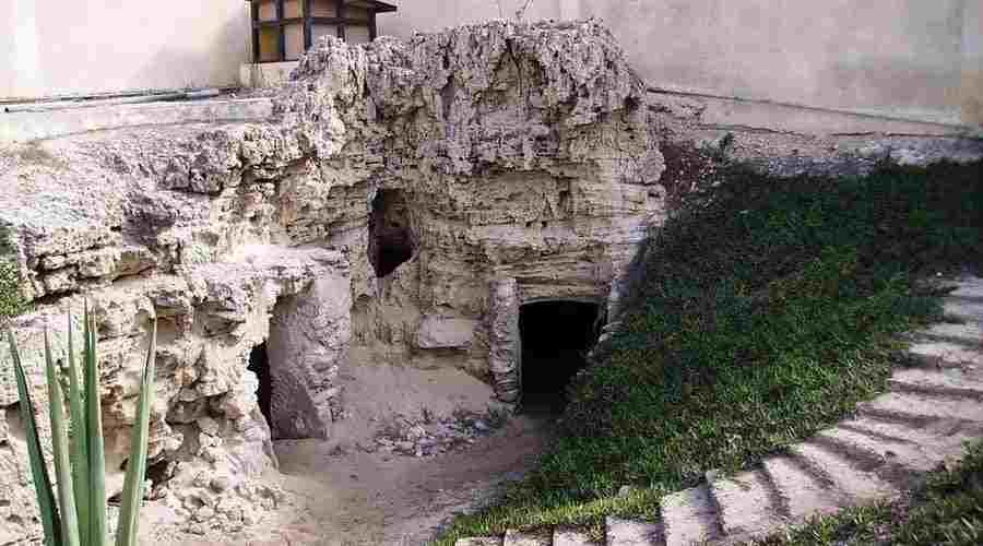 https://mdw-travel-data-us-east-1.s3.amazonaws.com/img/country/Egypt/Anfushi-Tombs/img_03.jpg