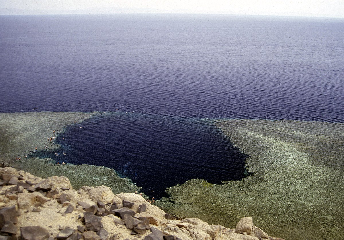 https://mdw-travel-data-us-east-1.s3.amazonaws.com/img/country/Egypt/Blue-Hole/img_01.jpg