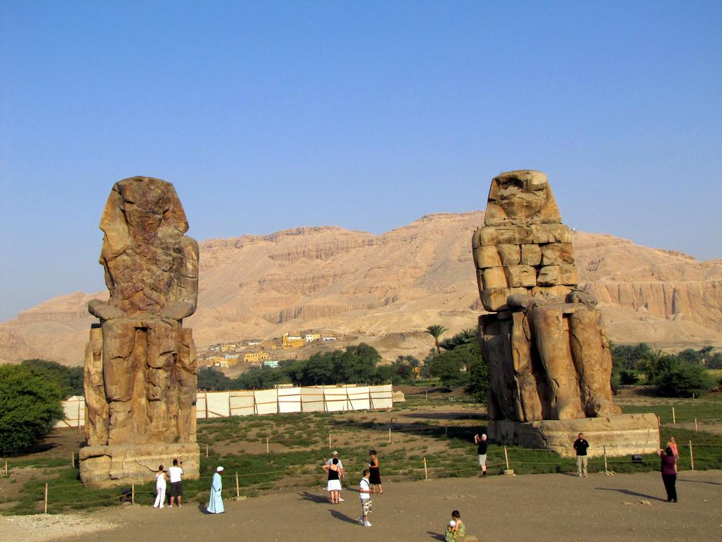 https://mdw-travel-data-us-east-1.s3.amazonaws.com/img/country/Egypt/Colossi-of-Memnon/img_01.jpg