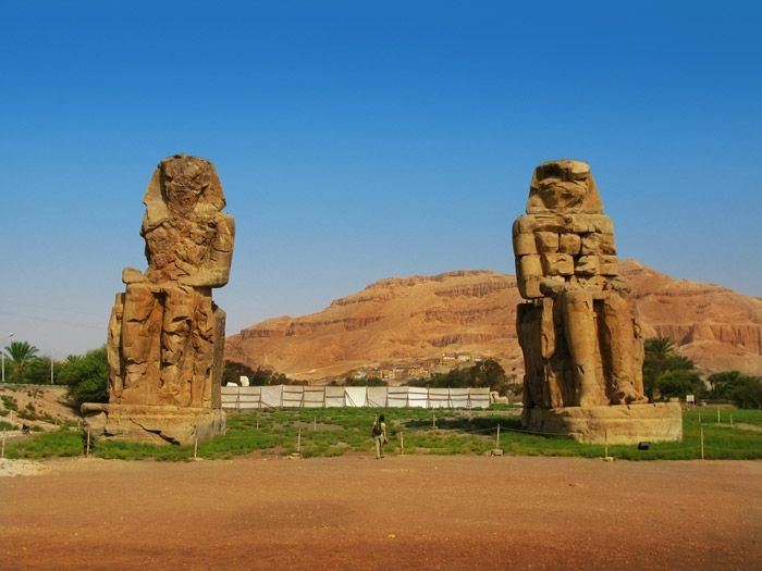 https://mdw-travel-data-us-east-1.s3.amazonaws.com/img/country/Egypt/Colossi-of-Memnon/img_02.jpg