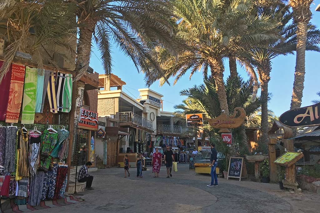 https://mdw-travel-data-us-east-1.s3.amazonaws.com/img/country/Egypt/Dahab-City-Center/img_03.jpg