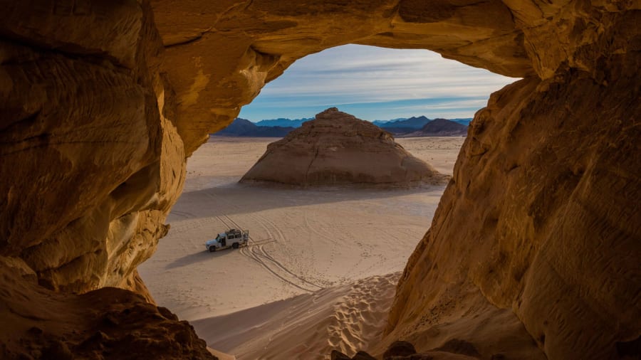 https://mdw-travel-data-us-east-1.s3.amazonaws.com/img/country/Egypt/Dahab-Mountains/img_00.jpg