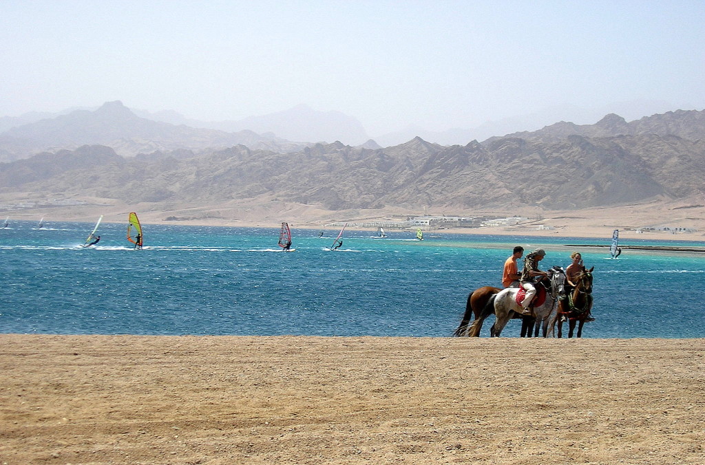 https://mdw-travel-data-us-east-1.s3.amazonaws.com/img/country/Egypt/Dahab/img_01.jpg