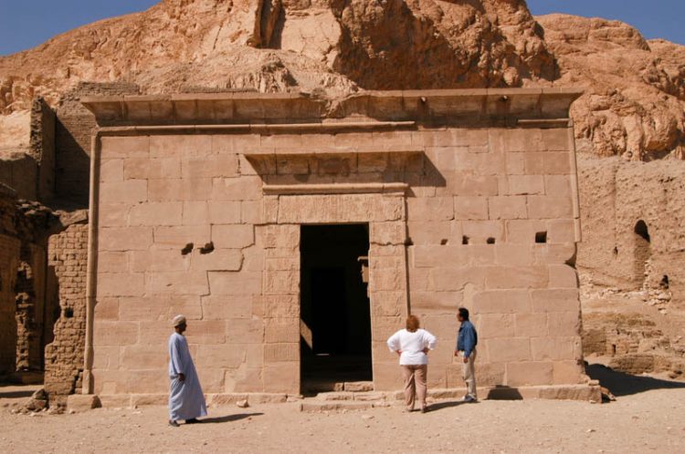 https://mdw-travel-data-us-east-1.s3.amazonaws.com/img/country/Egypt/Deir-el-Medina/img_01.jpg