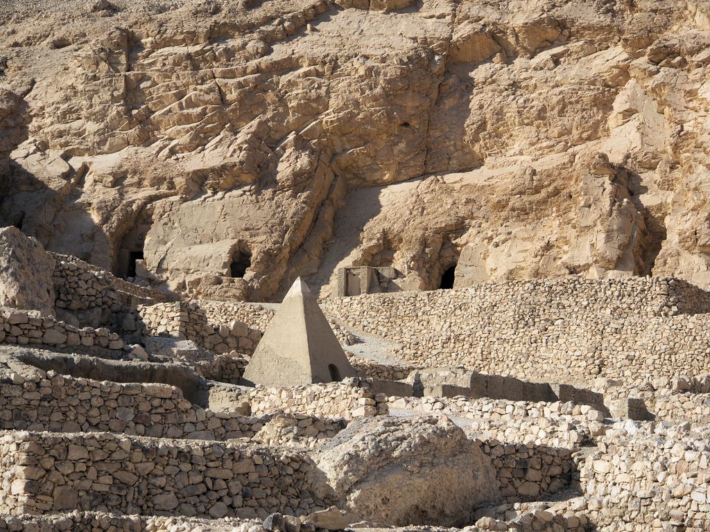 https://mdw-travel-data-us-east-1.s3.amazonaws.com/img/country/Egypt/Deir-el-Medina/img_03.jpg