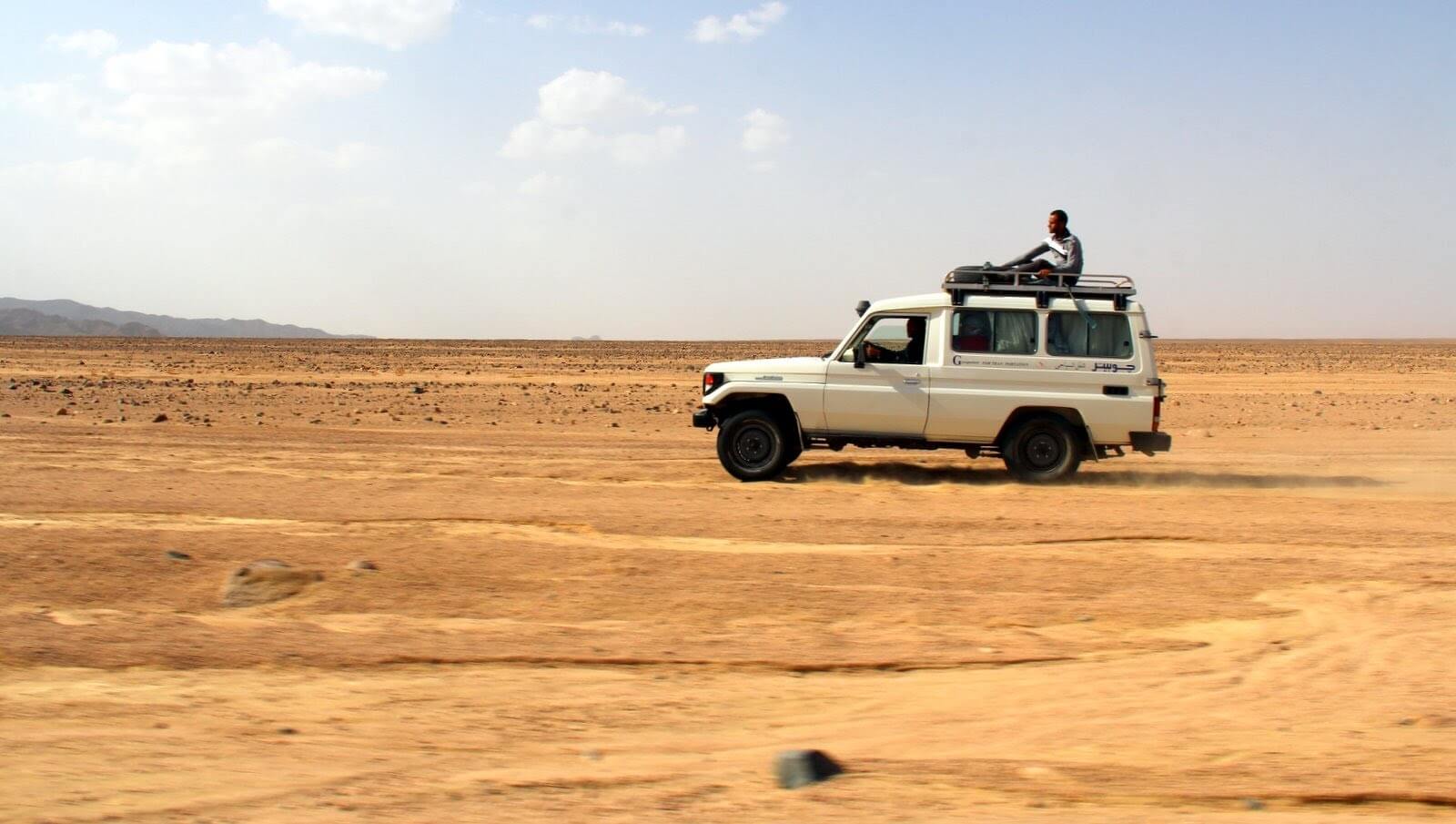 https://mdw-travel-data-us-east-1.s3.amazonaws.com/img/country/Egypt/Desert-Safari-Hurghada/img_02.jpg