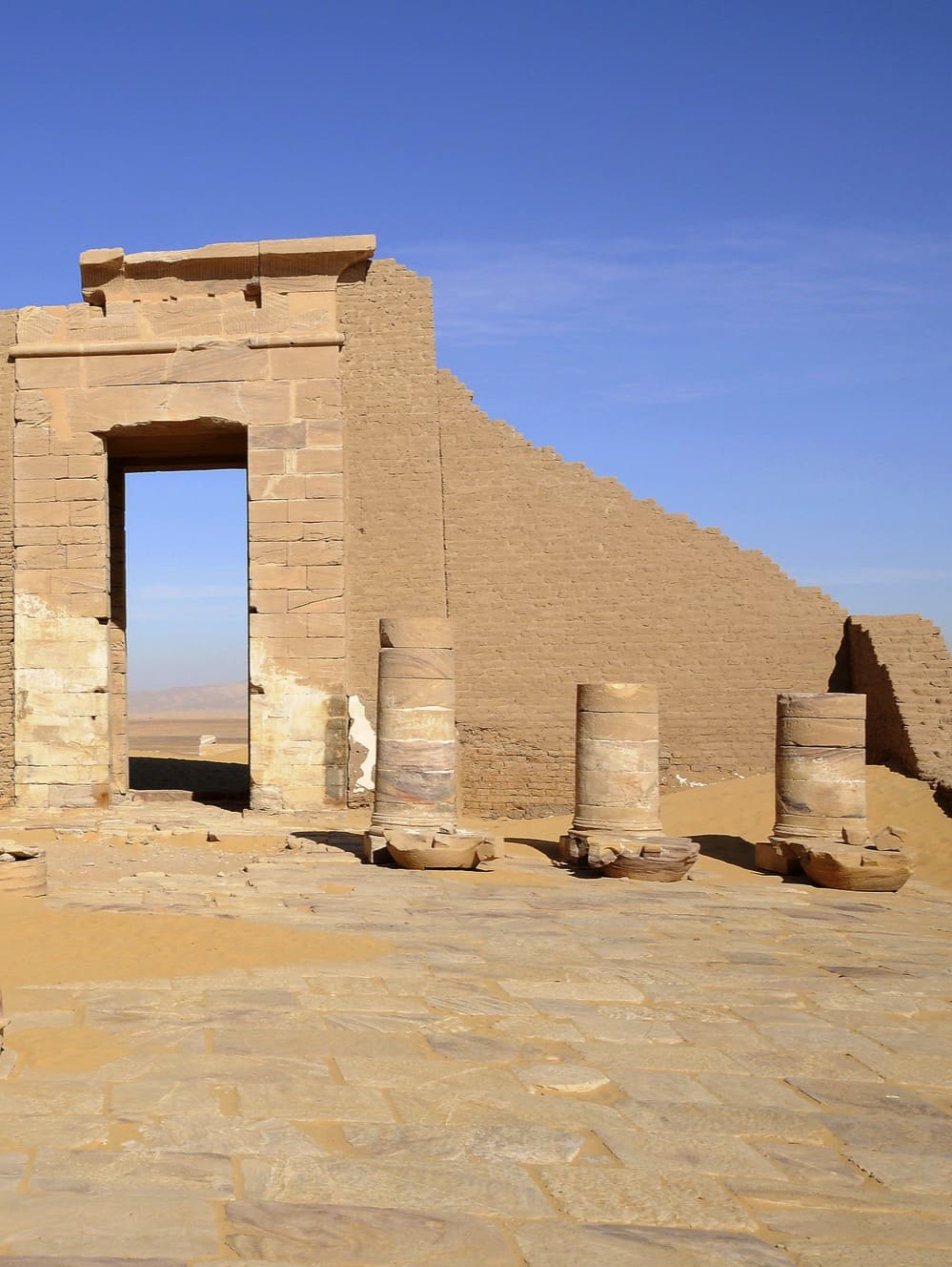 https://mdw-travel-data-us-east-1.s3.amazonaws.com/img/country/Egypt/Dush-Monument/img_05.jpg