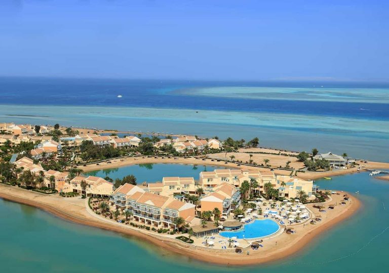 https://mdw-travel-data-us-east-1.s3.amazonaws.com/img/country/Egypt/El-Gouna-Kitesurfing/img_02.jpg