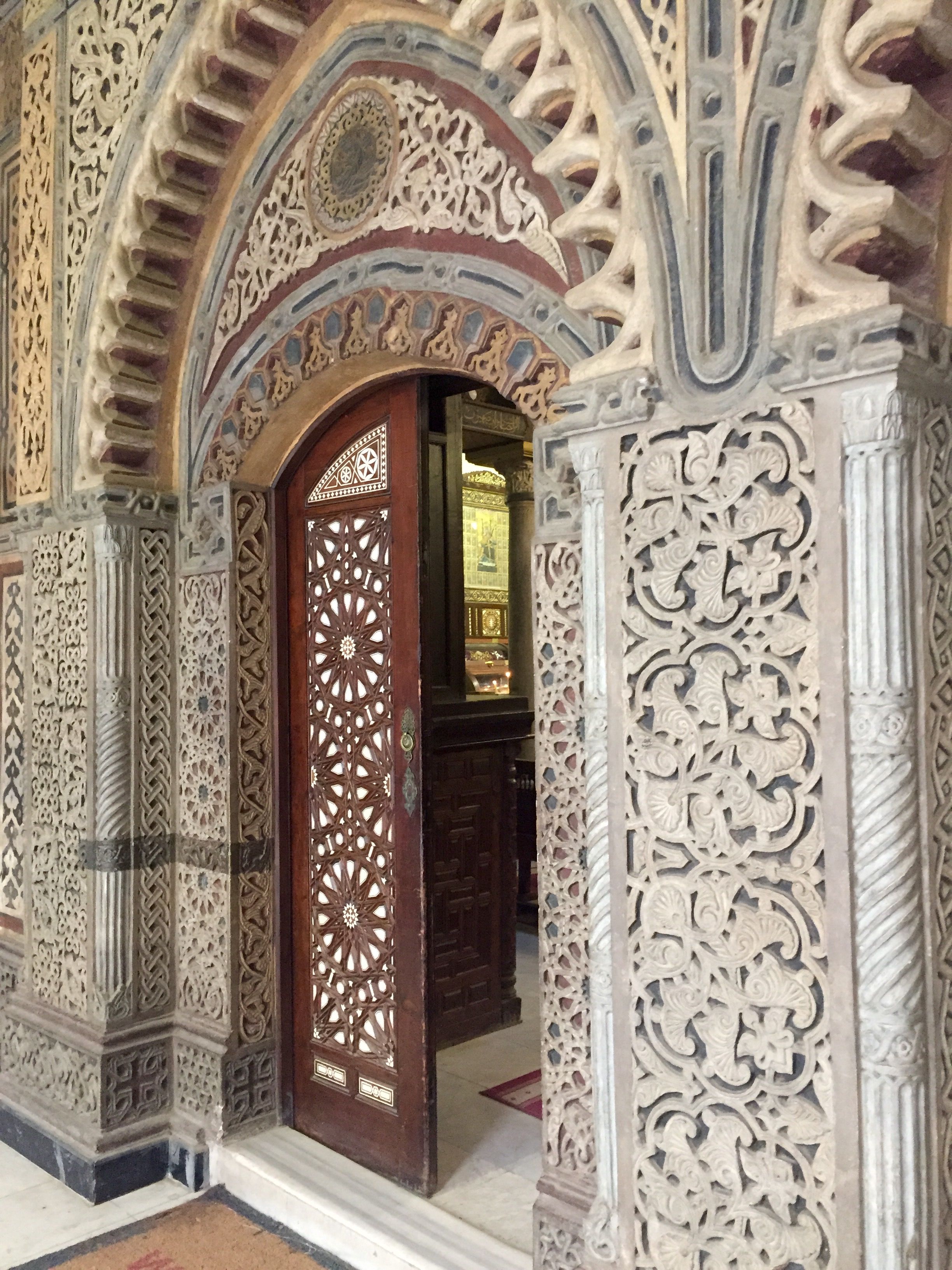 https://mdw-travel-data-us-east-1.s3.amazonaws.com/img/country/Egypt/Hanging-Church/img_01.jpg