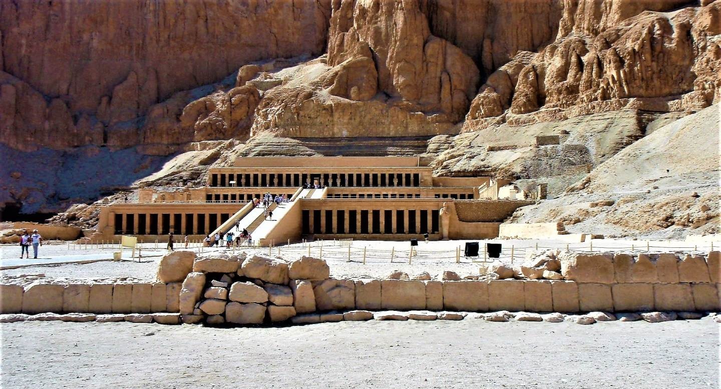 https://mdw-travel-data-us-east-1.s3.amazonaws.com/img/country/Egypt/Hatshepsut-Temple/img_01.jpg