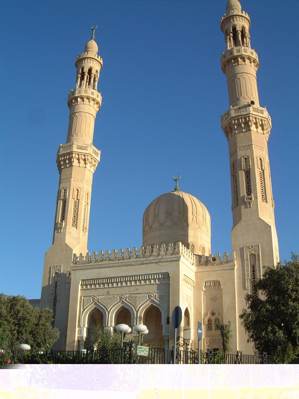 https://mdw-travel-data-us-east-1.s3.amazonaws.com/img/country/Egypt/Hurghada-Mosque/img_03.jpg