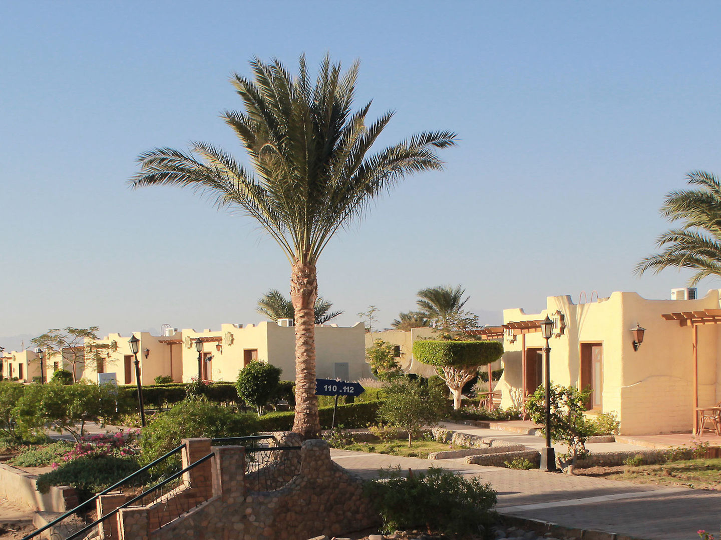 https://mdw-travel-data-us-east-1.s3.amazonaws.com/img/country/Egypt/Magawish-Village-&-Resort/img_01.jpg