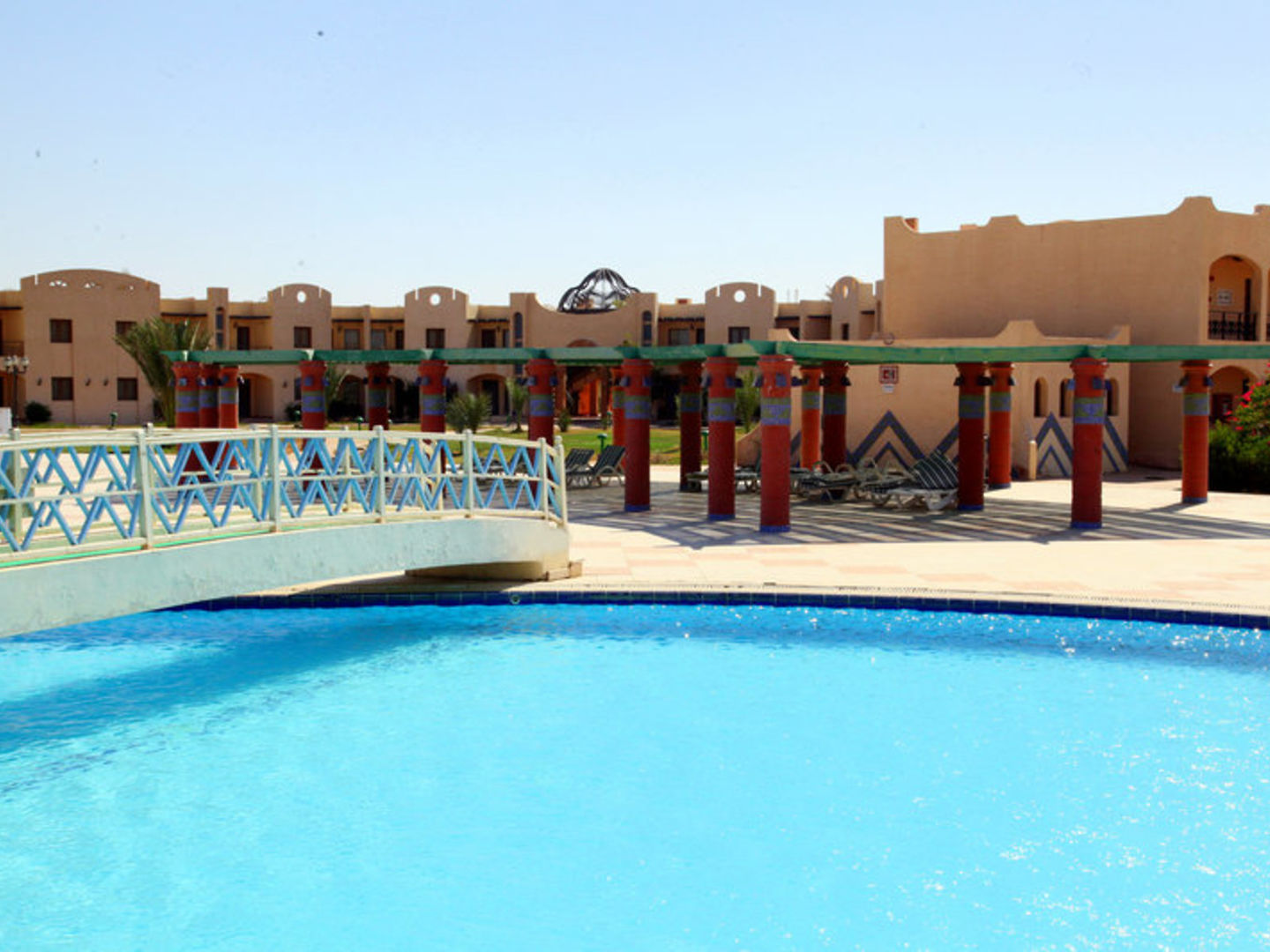 https://mdw-travel-data-us-east-1.s3.amazonaws.com/img/country/Egypt/Magawish-Village-&-Resort/img_03.jpg