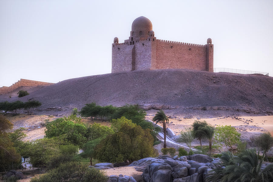 https://mdw-travel-data-us-east-1.s3.amazonaws.com/img/country/Egypt/Mausoleum-of-Aga-Khan/img_01.jpg