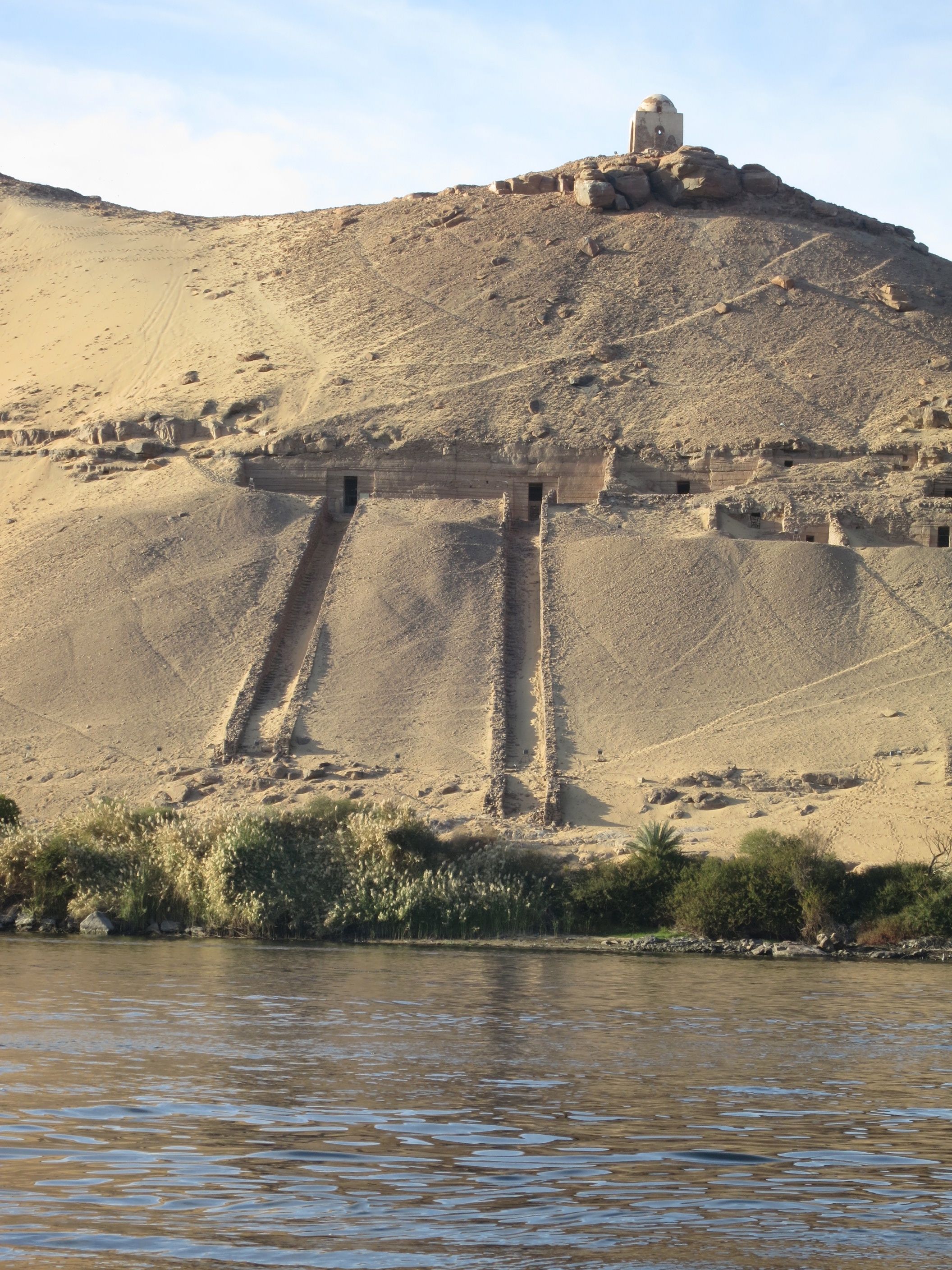 https://mdw-travel-data-us-east-1.s3.amazonaws.com/img/country/Egypt/Mausoleum-of-Aga-Khan/img_02.jpg