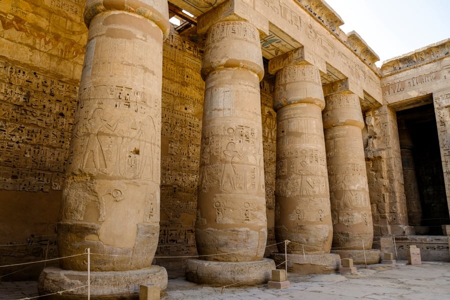 https://mdw-travel-data-us-east-1.s3.amazonaws.com/img/country/Egypt/Medinet-Habu/img_01.jpg