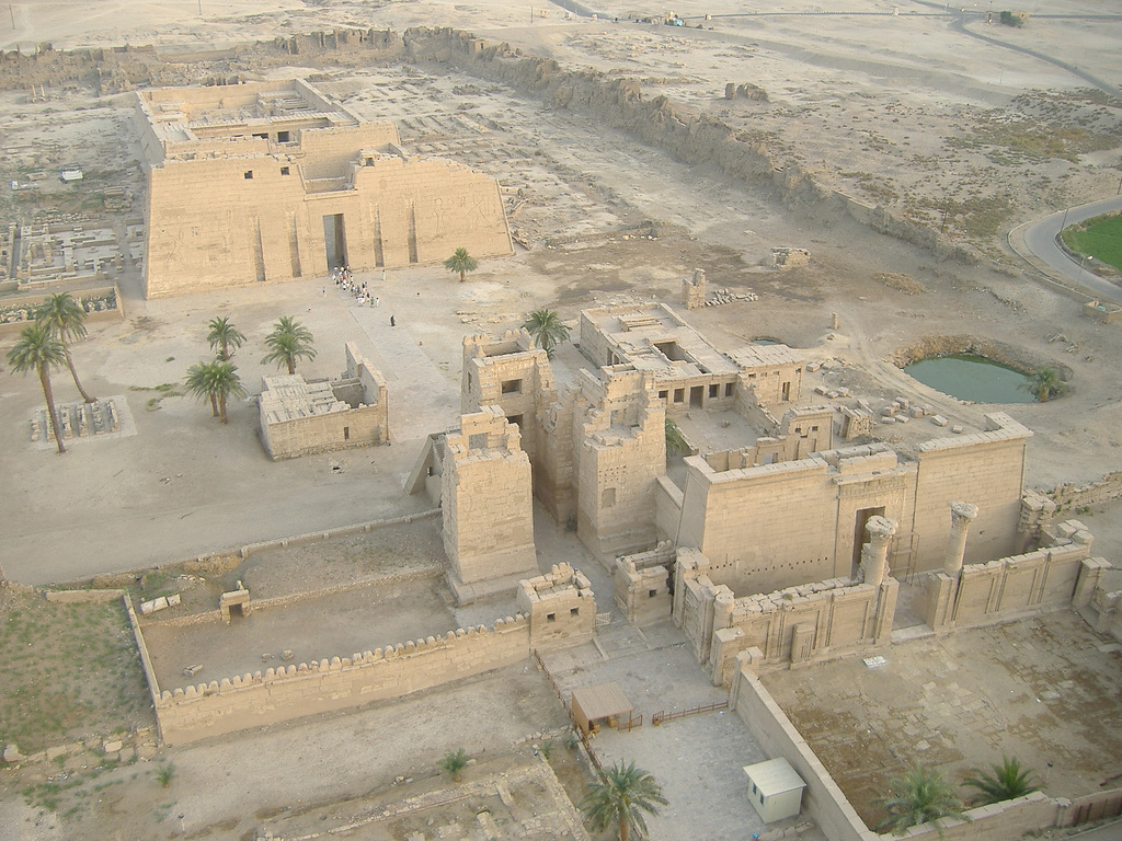 https://mdw-travel-data-us-east-1.s3.amazonaws.com/img/country/Egypt/Medinet-Habu/img_03.jpg