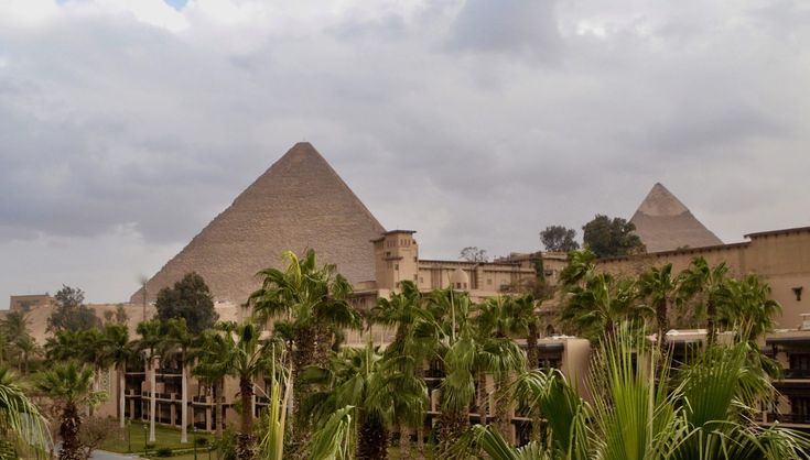 https://mdw-travel-data-us-east-1.s3.amazonaws.com/img/country/Egypt/Mena-House/img_02.jpg