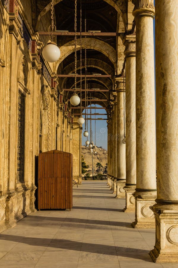 https://mdw-travel-data-us-east-1.s3.amazonaws.com/img/country/Egypt/Mohamed-Ahmed-el-Henawy-Mosque/img_01.jpg